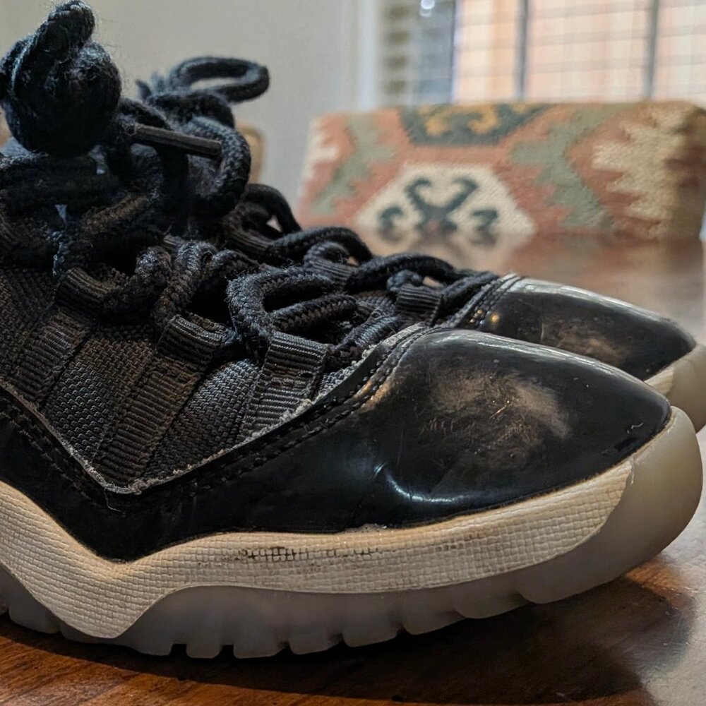 Jordans bred 11 blue & black kids size 2